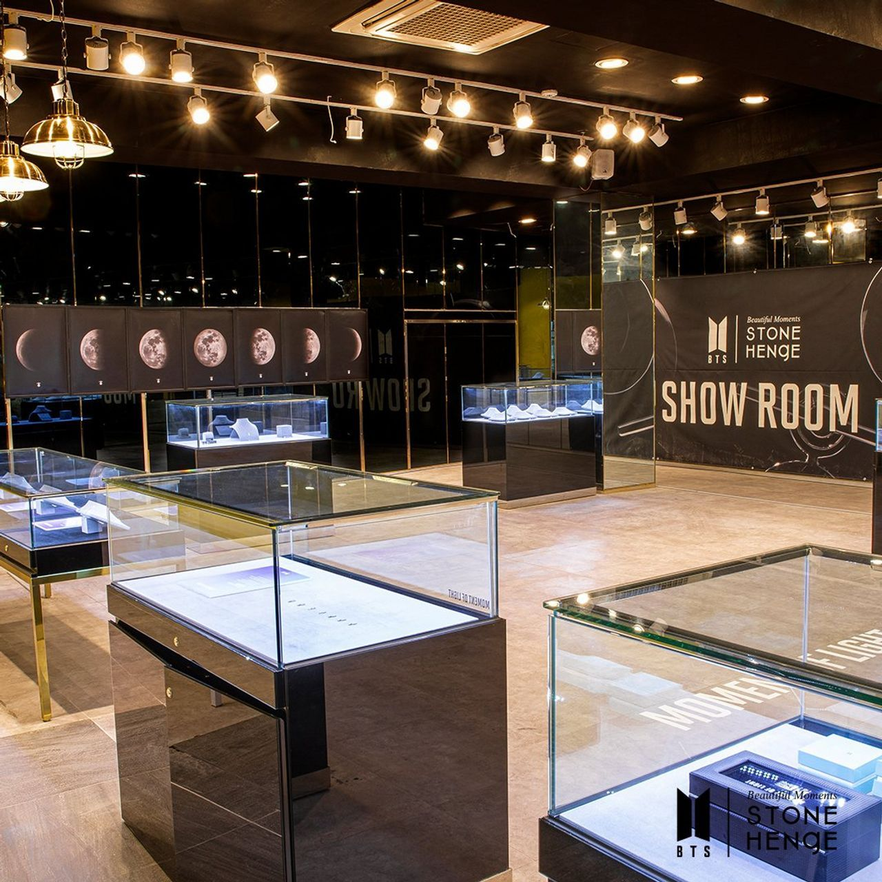 香港明洞BTS和STONEHENgE POP UP STORE中的產品展示櫃。