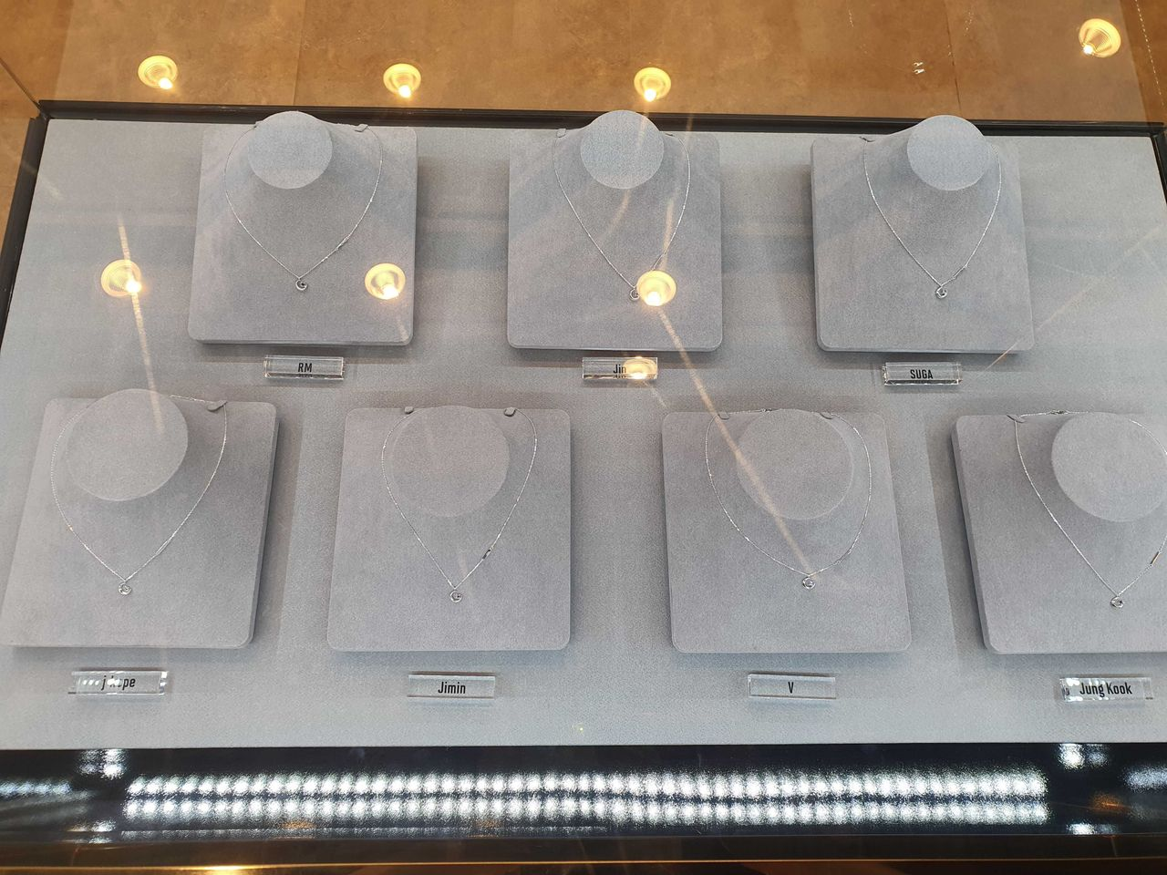 BTS BTSコラボ MOMENT OF LIGHT BTSネックレス BTS × STONE HENGE 明洞  ミョンドン MOMENT OF LIGHTショールーム