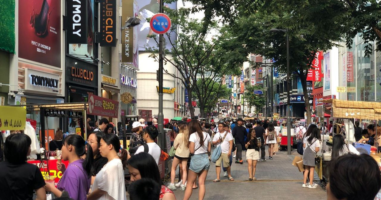 ภาพย่านการค้าต่างๆ ย่านเมียงดงในเกาหลีใต้ มีผู้คนจับจ่ายซื้อของและเดินเที่ยวอยู่ในบริเวณนั้น