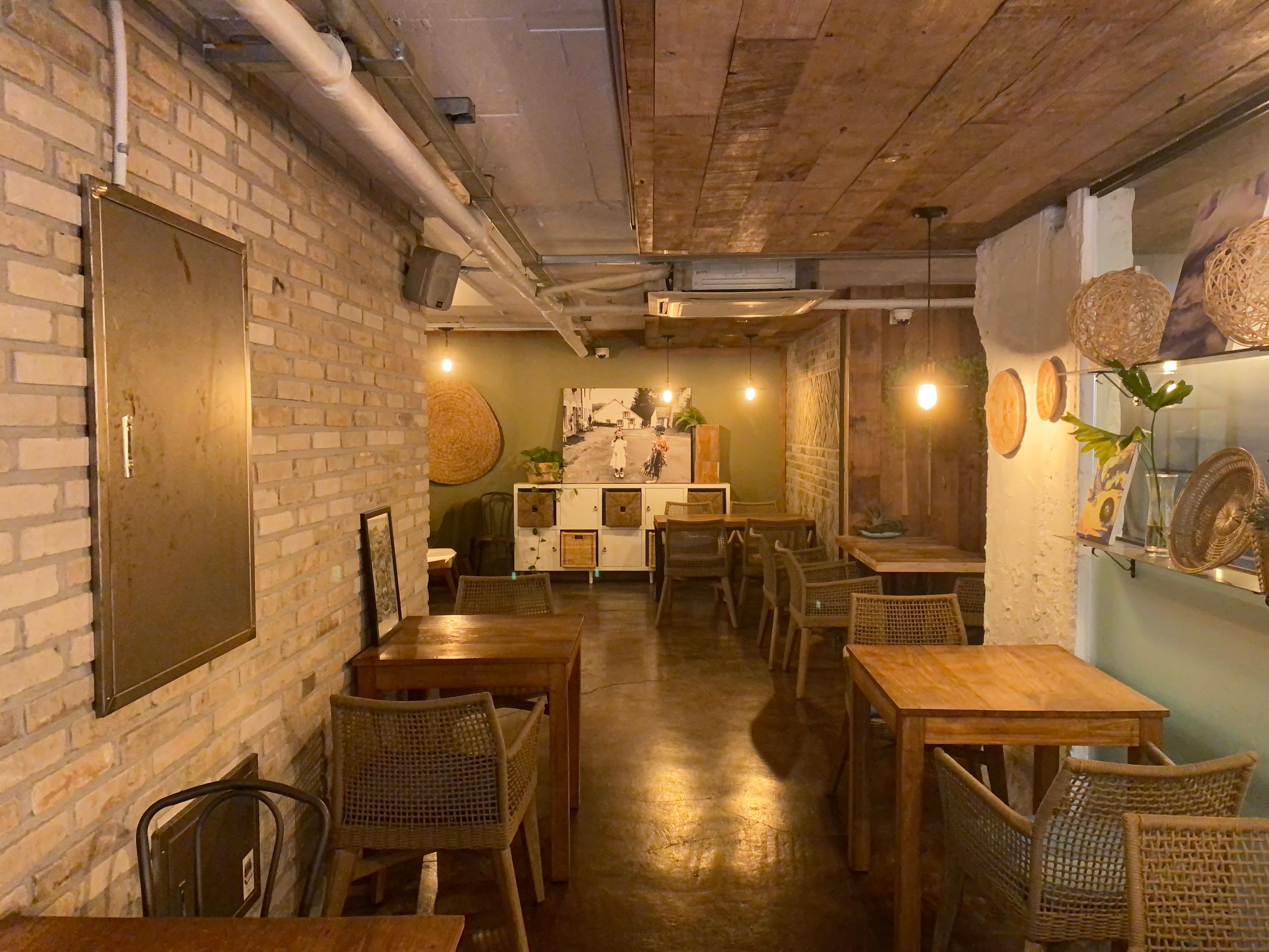 A Hideaway Bali-Themed Cafe In The Middle Of Gangnam | ab cafe, rattan, furniture, rattan basket, bag, tiramisu, lemon pound cake, gangnam cafe, sinnonhyeon