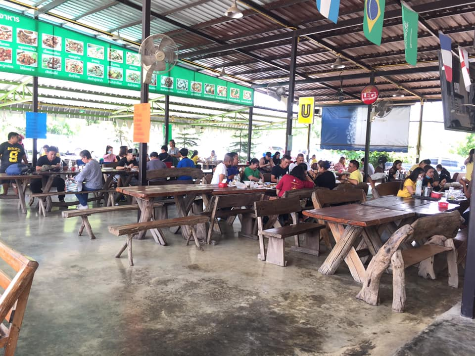ภาพบรรยากาศภายในร้านอาหารในกาญจนบุรีที่มีลูกค้าแน่นทุกโต๊ะในเวลาอาหาร