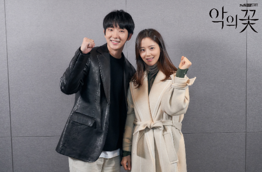 『悪の花』製作発表会、俳優と女優が並んで立ち、拳を握って応援ポーズ