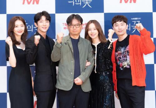 『悪の花』製作発表会での出演者と監督のグループフォト