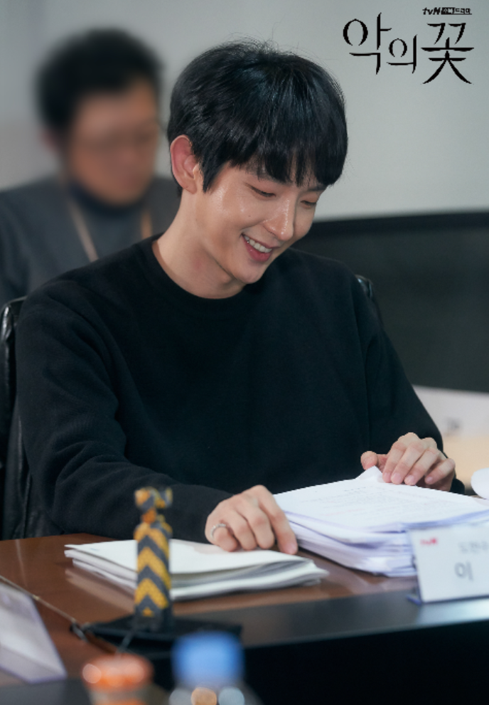 『悪の花』ドラマ脚本を読む男優、会議室の一場面