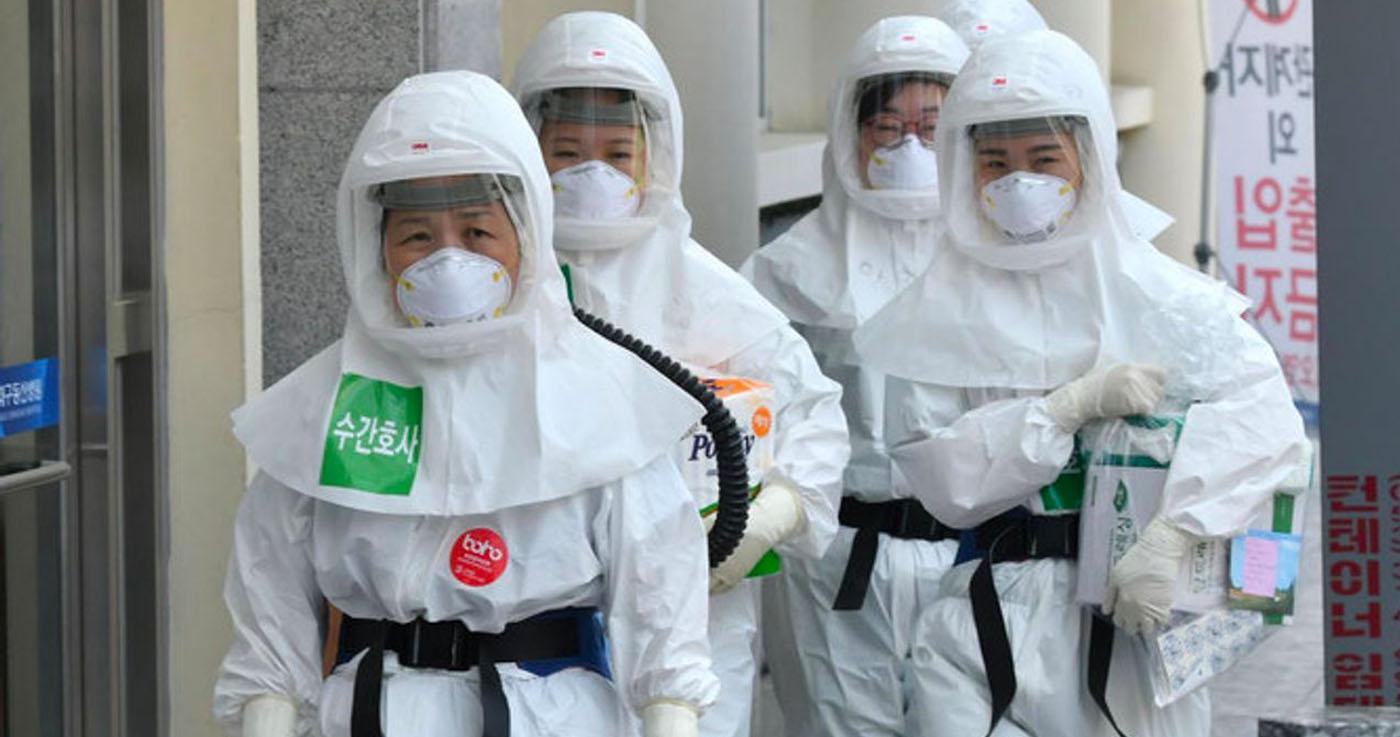 เจ้าหน้าที่ในชุดป้องกันซึ่งใช้ในการควบคุมการแพร่ระบาดของโควิด-19 ในเกาหลีใต้