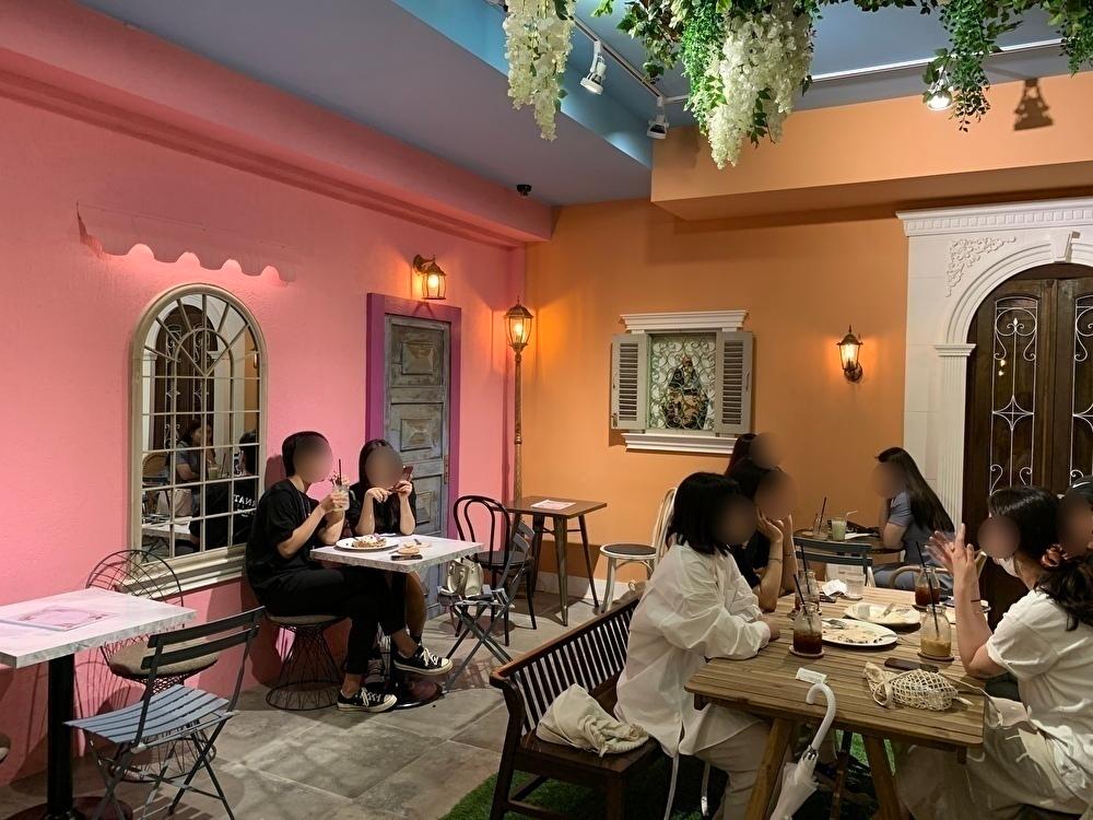 「Thanks Nature Cafe」の広々とした店内、カラフルなインテリア