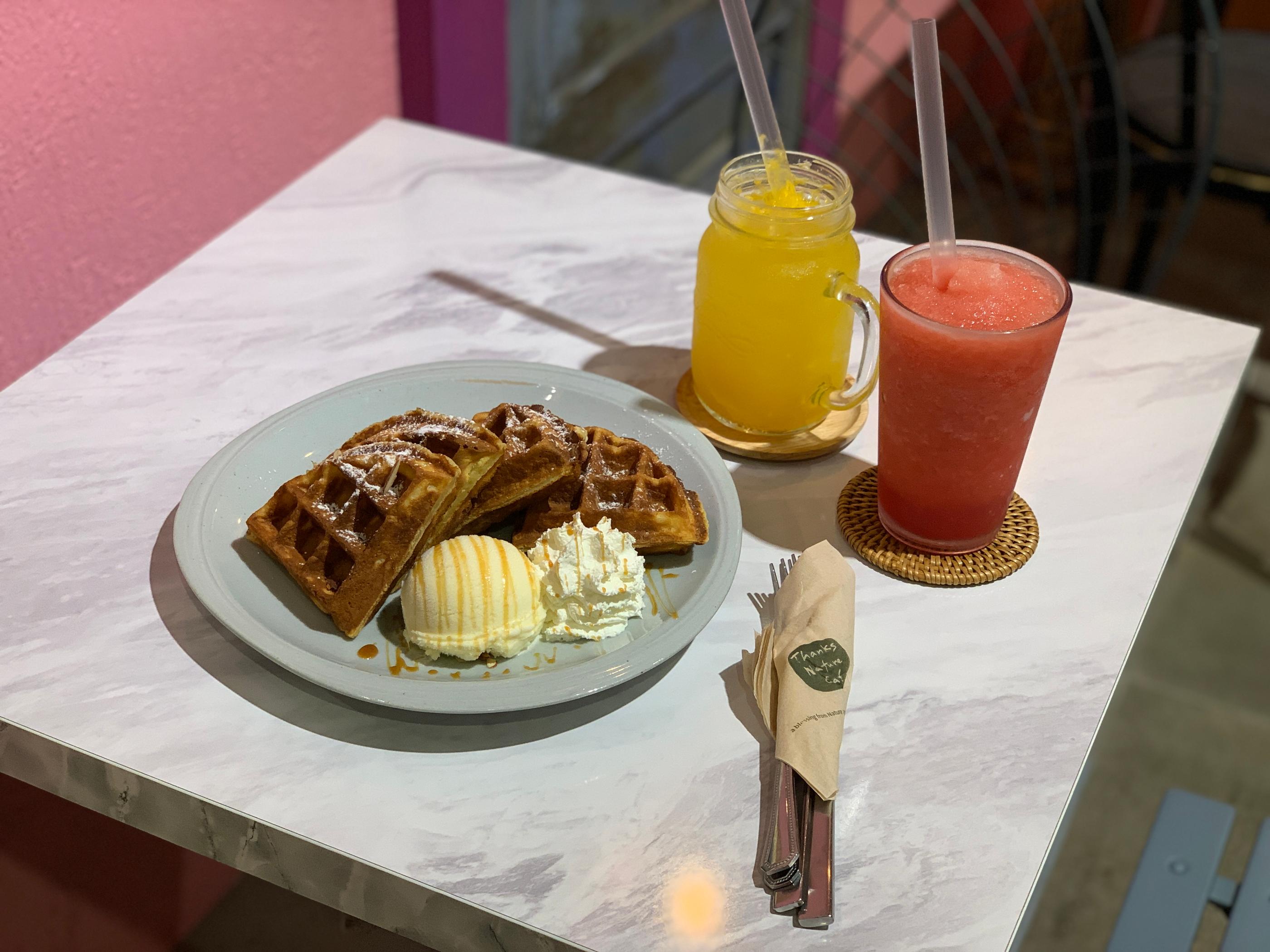 アイスクリームとクリームがトッピングされたワッフル、スムージー付き