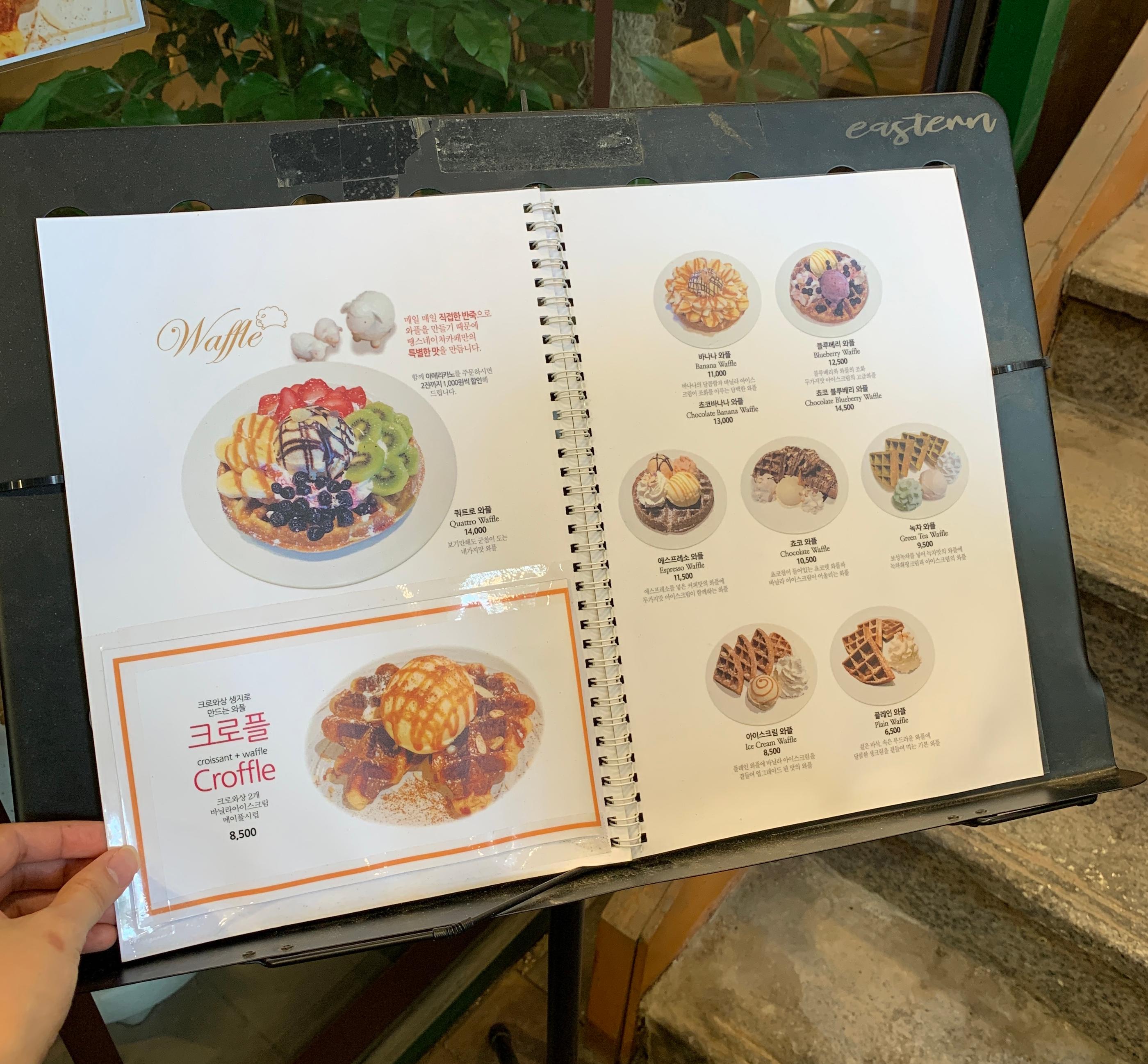 「Thanks Nature Cafe」のメニュー、クロッフルやワッフルの写真