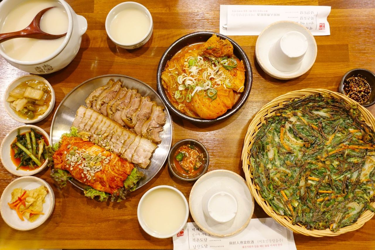 Mặt tiền của Namsangol Sanchaejip, một nhà hàng nổi tiếng với món tonkatsu cỡ lớn tại Seoul.