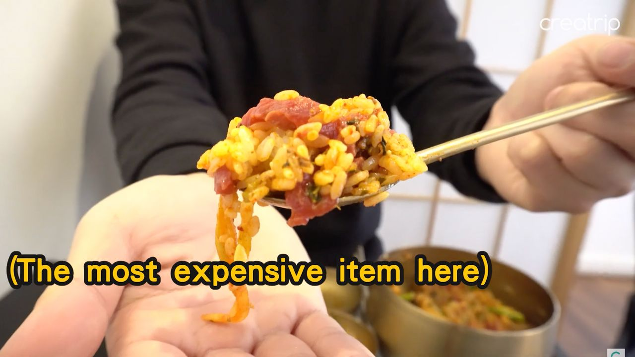 Một món bibimbap ngon nhất tại nhà hàng Mongmyeok Sanbang với tarif card được hiện ra.