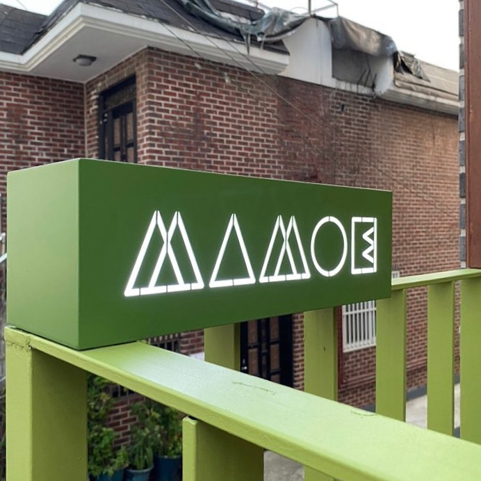 Bàn cà phê tại Mamoe với một cái nhìn ra thành phố Seoul và ly cà phê cùng bánh mì nướng.