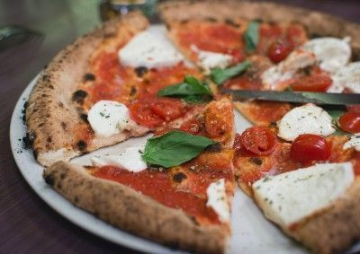 Sân thượng tại nhà hàng Harvest Namsan ở Itaewon, Seoul, với bàn ghế và mái kính hiện đại.