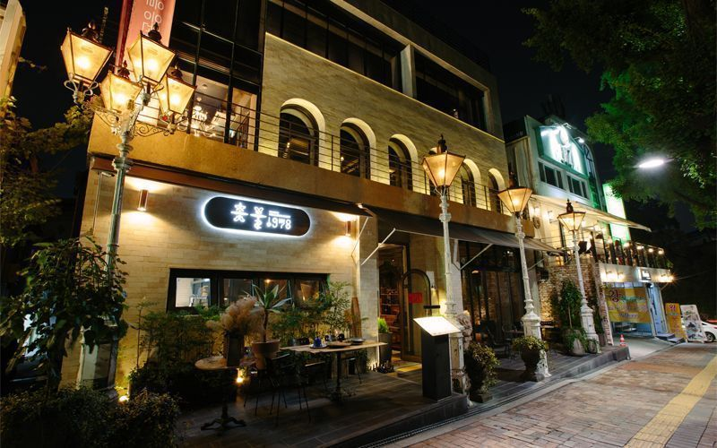 Pizza phong cách Ý với cà chua, mozzarella và lá basil, phục vụ trên đĩa nướng đá tại Candle 1978.