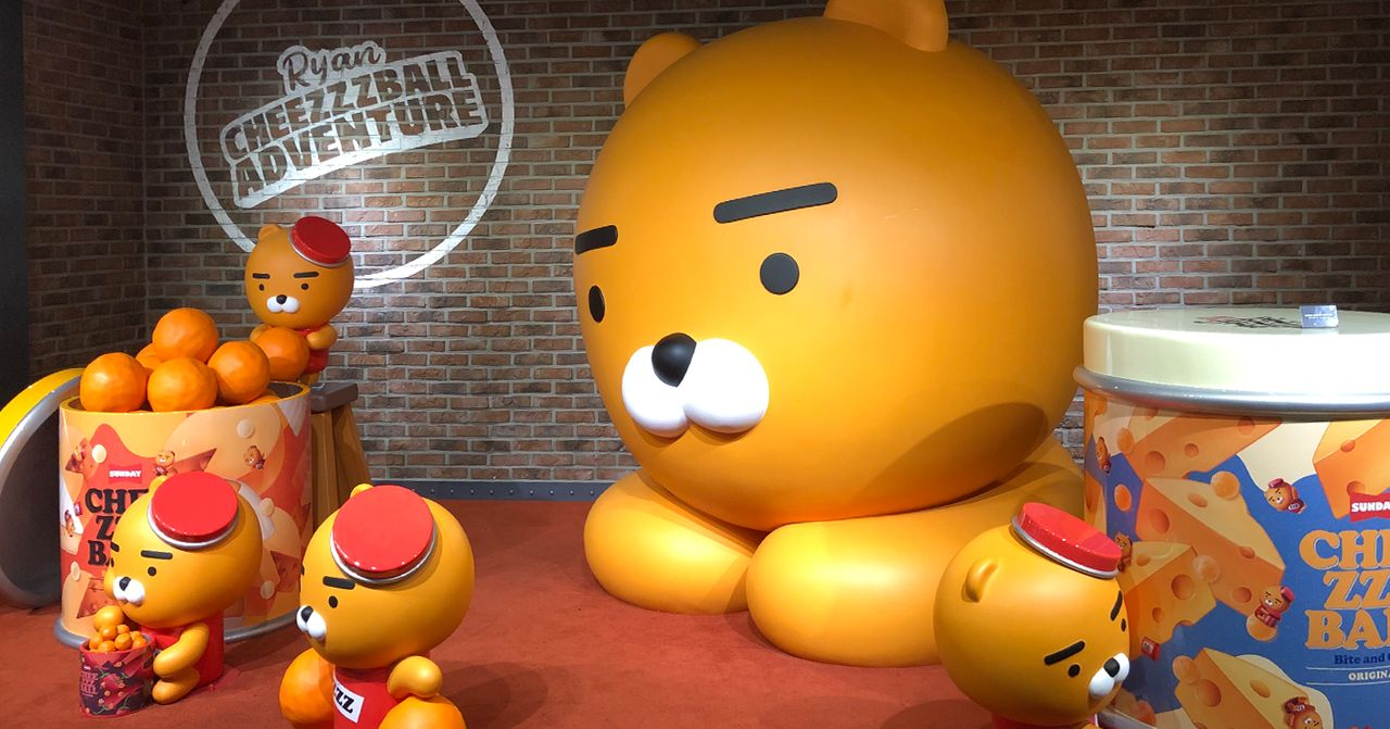 Công viên chủ đề VR Kakao với những nhân vật Ryan của Kakao Friends lớn màu cam và các vật dụng khổng lồ.