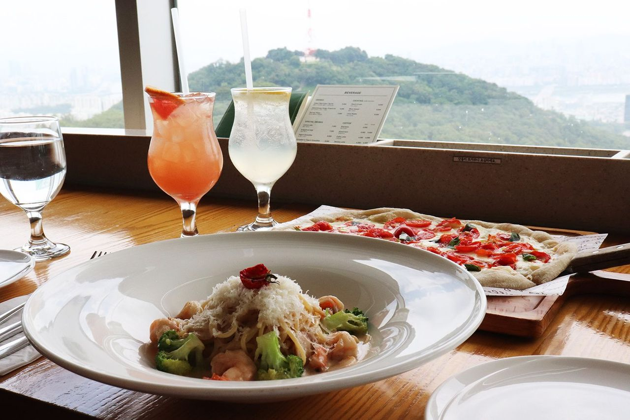 Một bữa ăn sang trọng với đồ ăn Ý gồm mỳ pasta, pizza và cocktail tại nhà hàng THE PLACE.