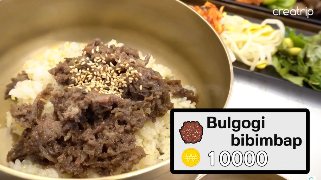 Món Bulgogi bibimbap với cơm, thịt bò Bulgogi và gia vị được phục vụ trong tô vàng.