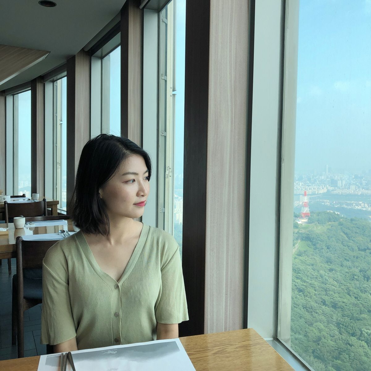 Một món ăn Hàn Quốc nướng đặc sản với lươn biển tẩm gia vị và hành lá.