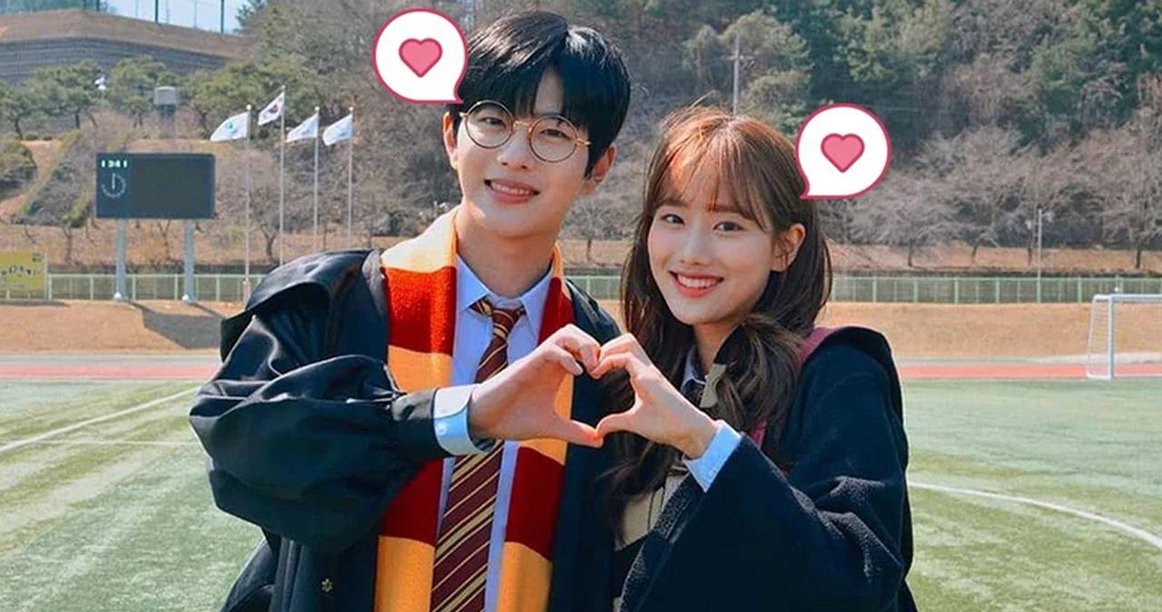 คู่รักชาวเกาหลีถ่ายรูปในสนามฟุตบอล สวมชุดแบบฮอกวอตส์ แสดงสัญลักษณ์รูปหัวใจด้วยมือ