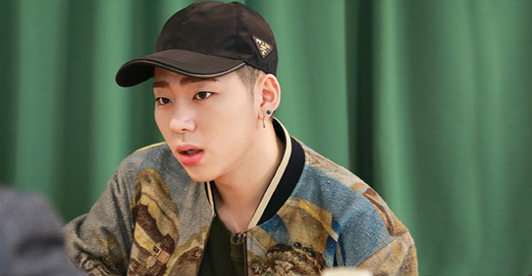 Өмнөд Солонгосын алдартан Зико ногоон хөшигний өмнө сууж, цэцэгтэй жакет өмсжээ, 2020 оны зун цэргийн алба хаахаас өмнөх үе.