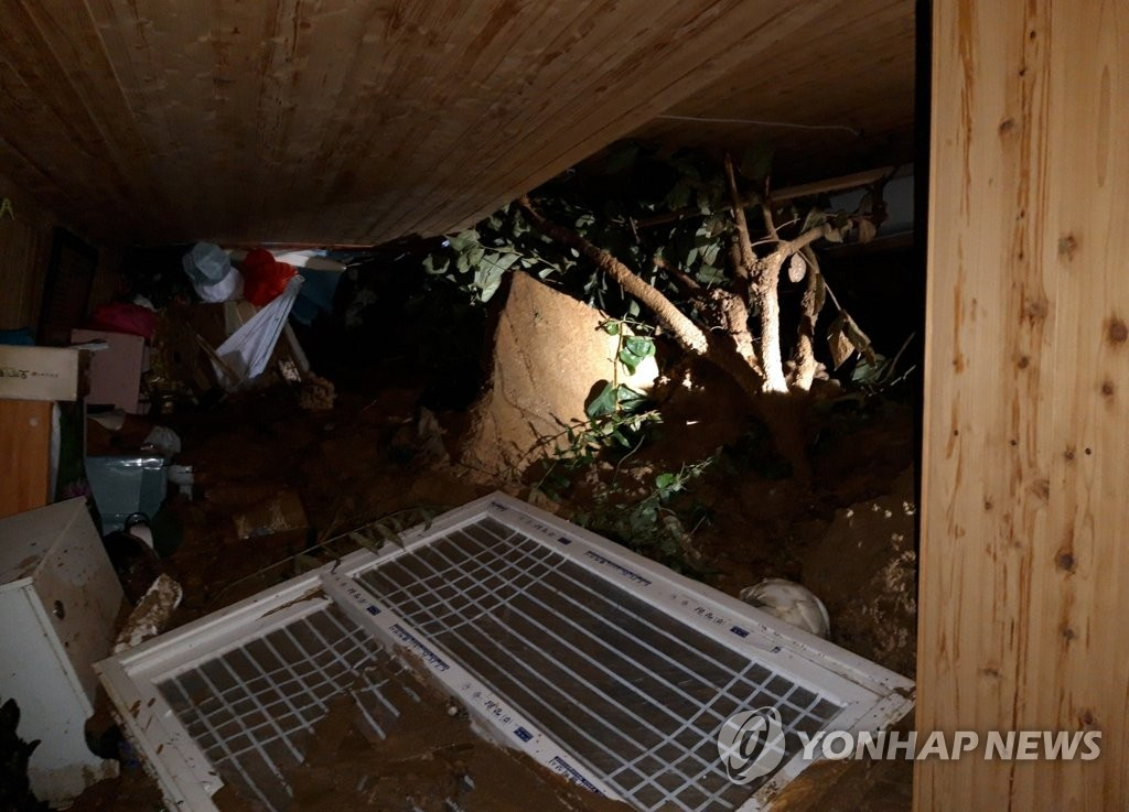 Three Stuck In Underpass Have Passed Away, Halted Subway Operations And More | Busan Flooded Due To Heavy Rain Causing Casualties, Landslides, Collapsed Buildings