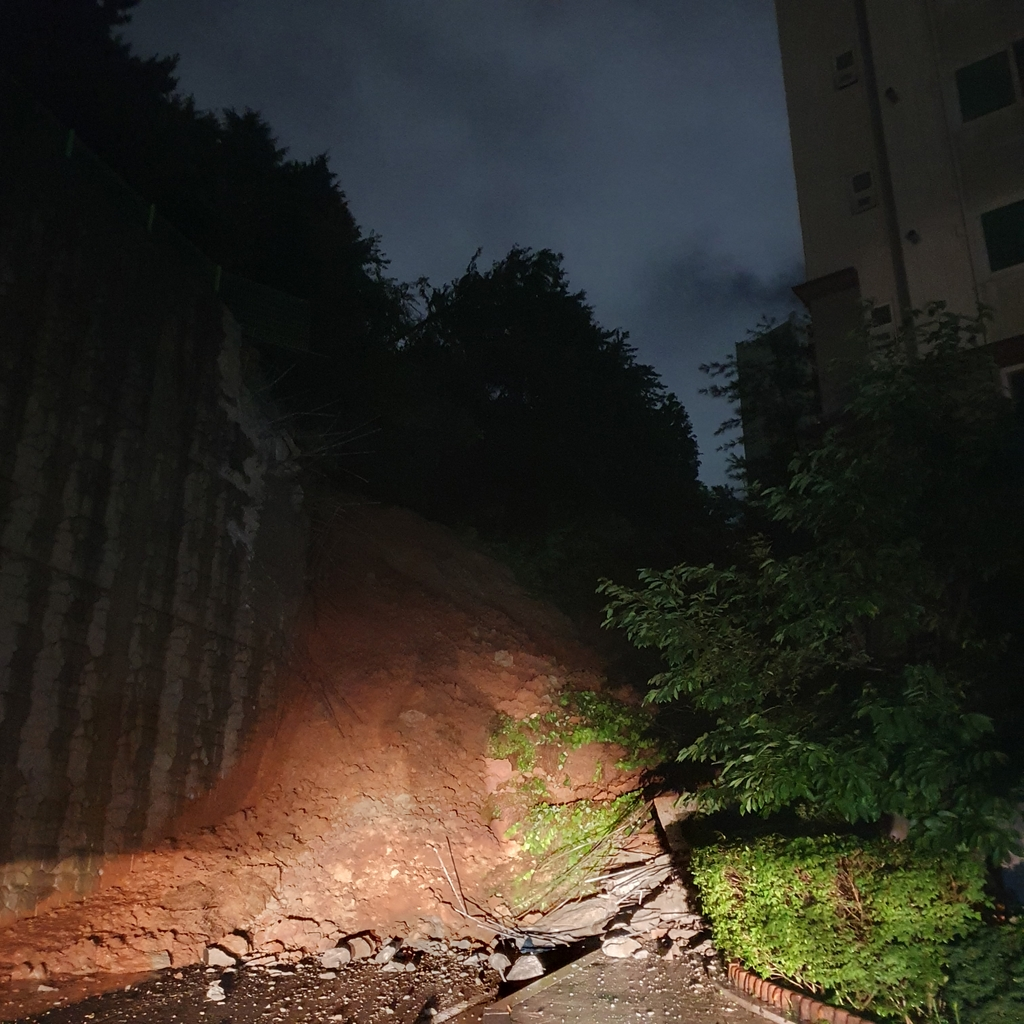 Three Stuck In Underpass Have Passed Away, Halted Subway Operations And More | Busan Flooded Due To Heavy Rain Causing Casualties, Landslides, Collapsed Buildings
