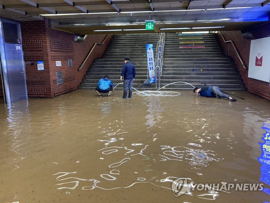Three Stuck In Underpass Have Passed Away, Halted Subway Operations And More | Busan Flooded Due To Heavy Rain Causing Casualties, Landslides, Collapsed Buildings