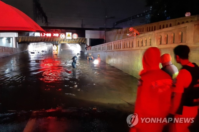 🔴 釜山地下通道因暴雨淹水的現場情況,消防員正在執行救援任務