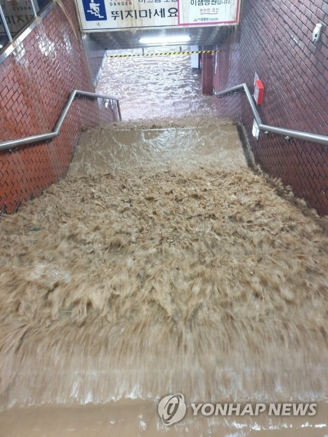 🔴 暴雨導致釜山地鐵入口淹水,階梯被湍急的水流覆蓋