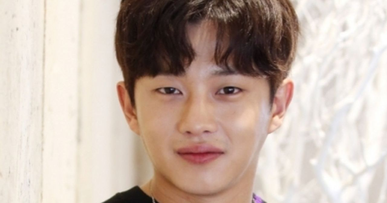 🔴 公車乘客慌忙抬起腳來避免地面積水，場景顯現出雨水帶來的不便