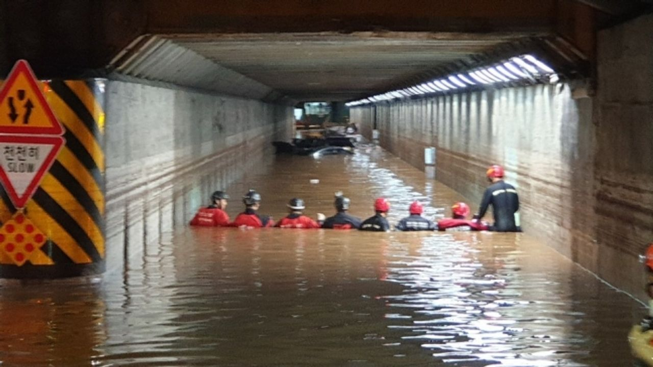 🔴 消防員在釜山的淹水地下車道內執行搜救行動