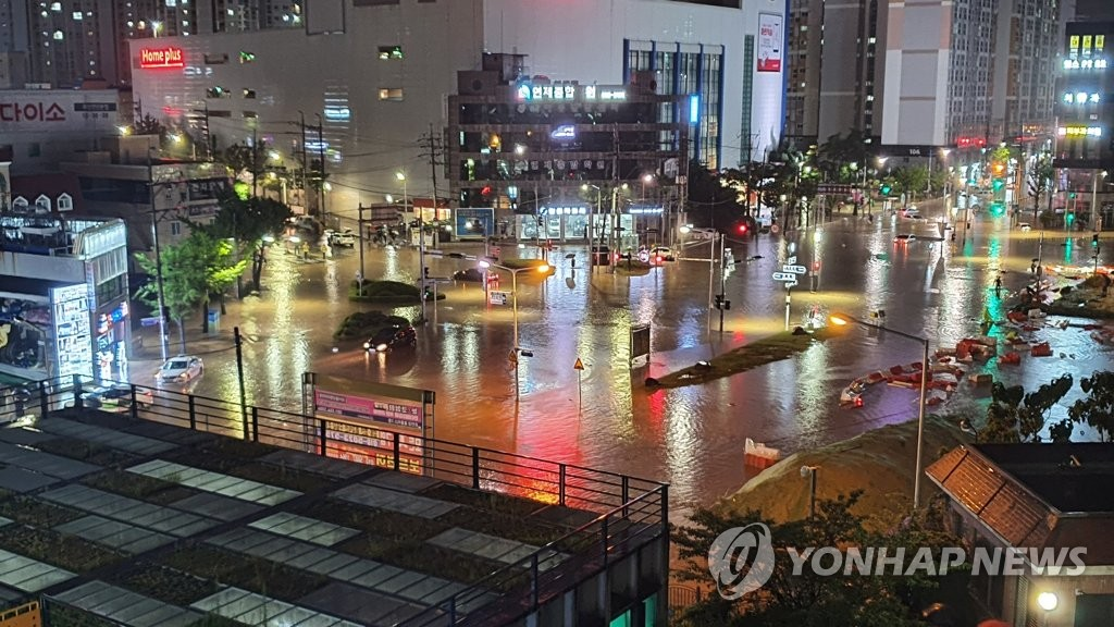 🔴 釜山市中心被嚴重淹水的街道夜景,建築物和道路浸泡在水中