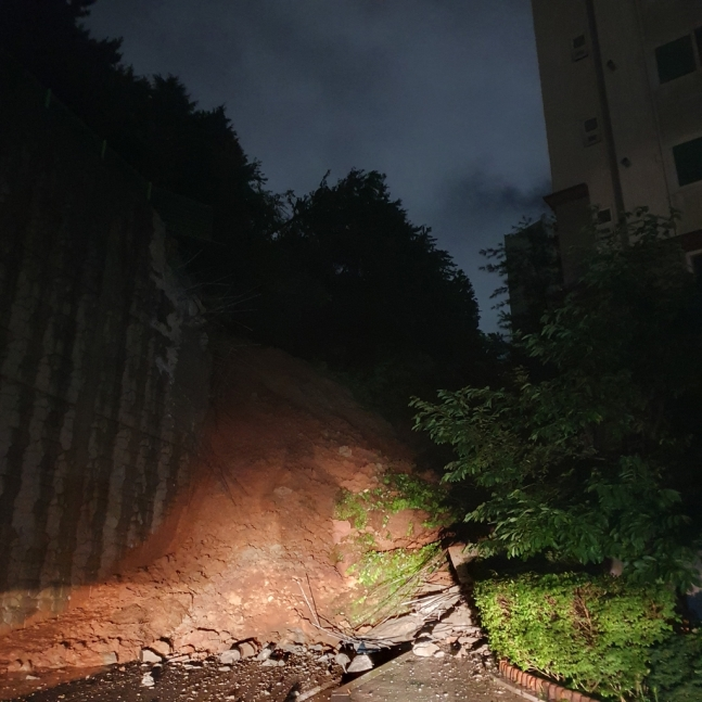🔴 釜山某居民區的山泥傾瀉現場,道路被攤塌的泥土覆蓋