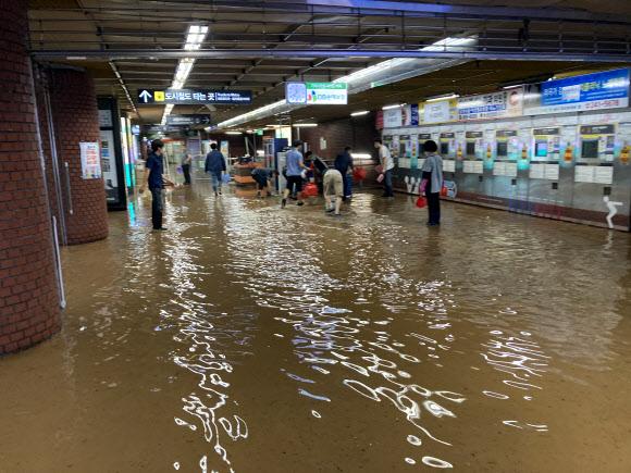 急流に流されて抜けられず…釜山の雨被害で死者3人(総合)