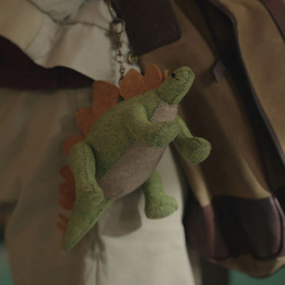 可愛的綠色恐龍玩偶，是《雖然是精神病但沒關係》熱門周邊之一，讓粉絲重温劇中的温馨時刻。