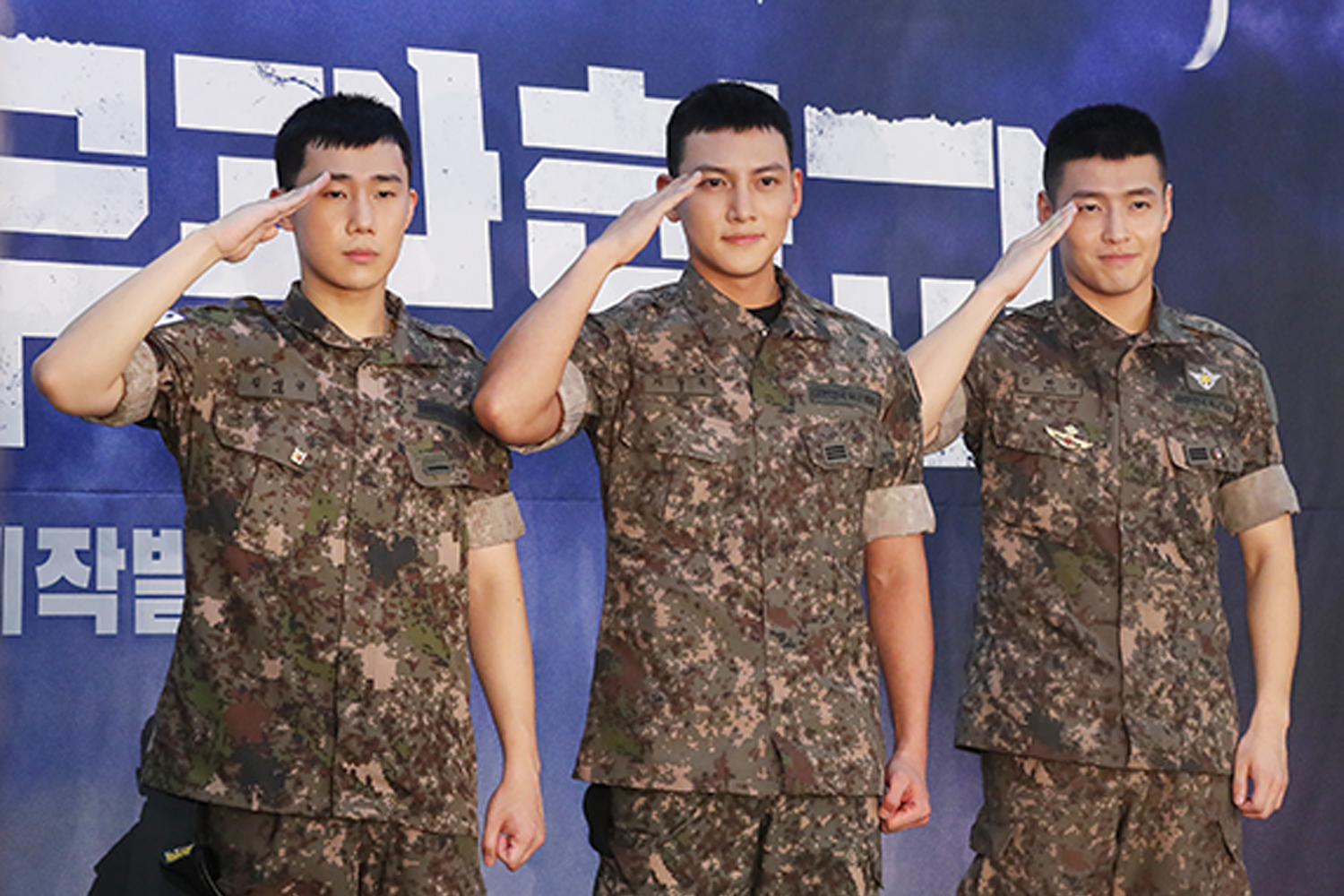 三名韓國軍人在一個活動板前敬禮，顯示出韓國軍人的紀律和榮譽。