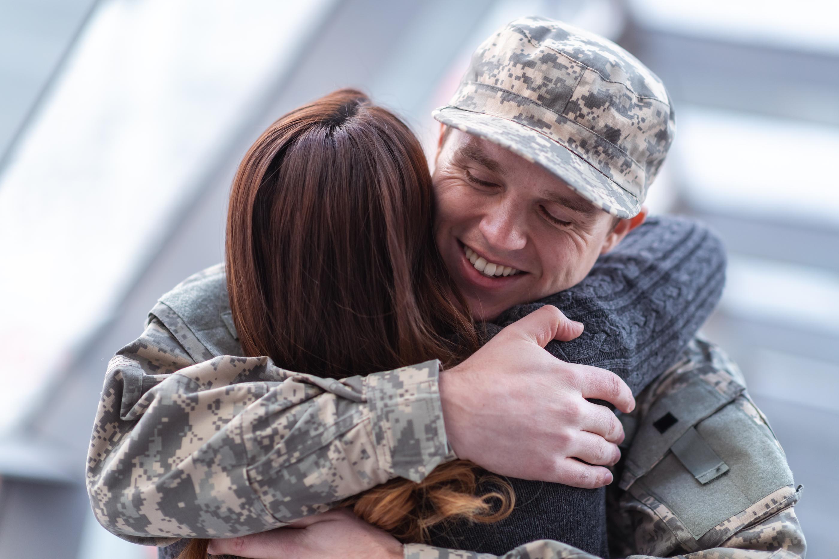 軍服を着た韓国軍人が恋人と抱き合う様子