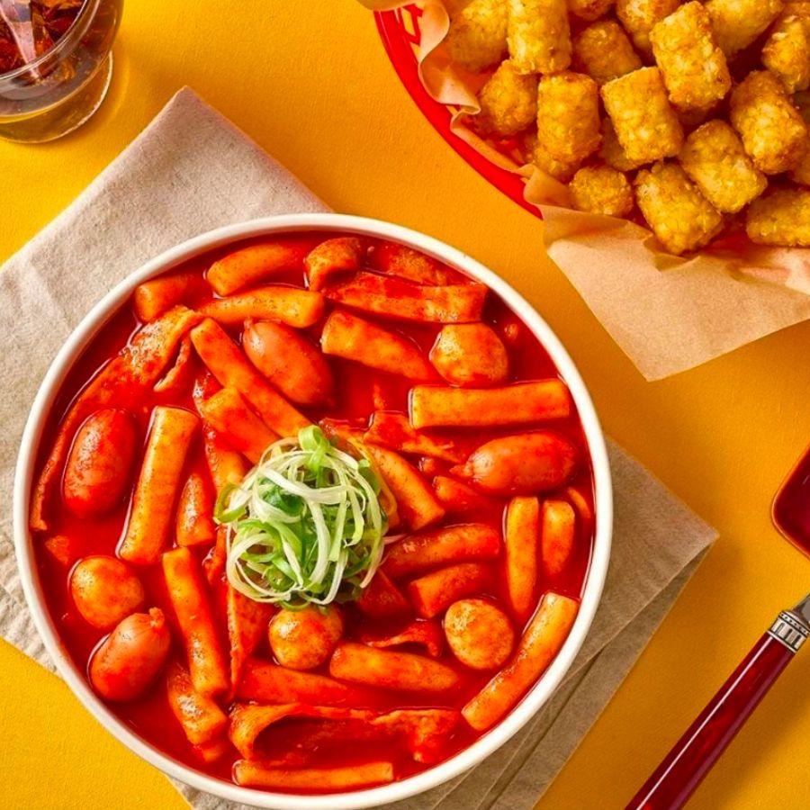 Samcheop Bunsik Tteokbokki hấp dẫn với nhiều topping đa dạng, bùng nổ hương vị