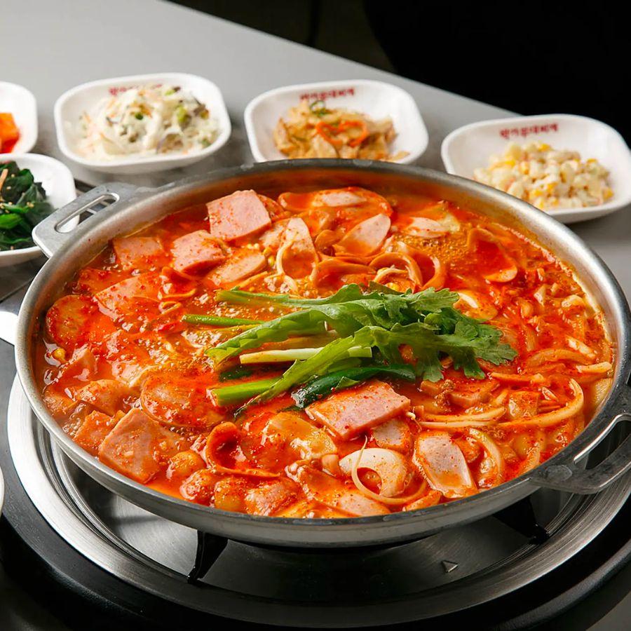 Canh Budae Jjigae hấp dẫn với hương vị cay cay, thích hợp cho các tín đồ ăn cay