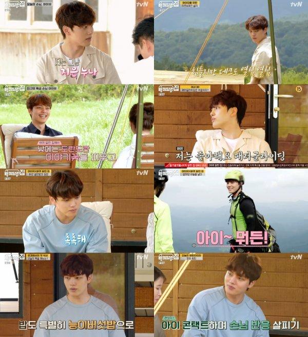 穏やかな屋外の風景の中で、ヨ・ジングがカジュアルな服装でリラックスし、微笑んで座っている様子。周囲には自然の緑が広がり、静かな雰囲気が漂っている。