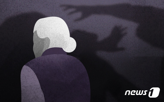 공포의 그림자가 드리워진 노인의 뒷모습. 노인은 하얀 머리를 하고 있으며, 그림자가 그를 위협하고 있습니다.