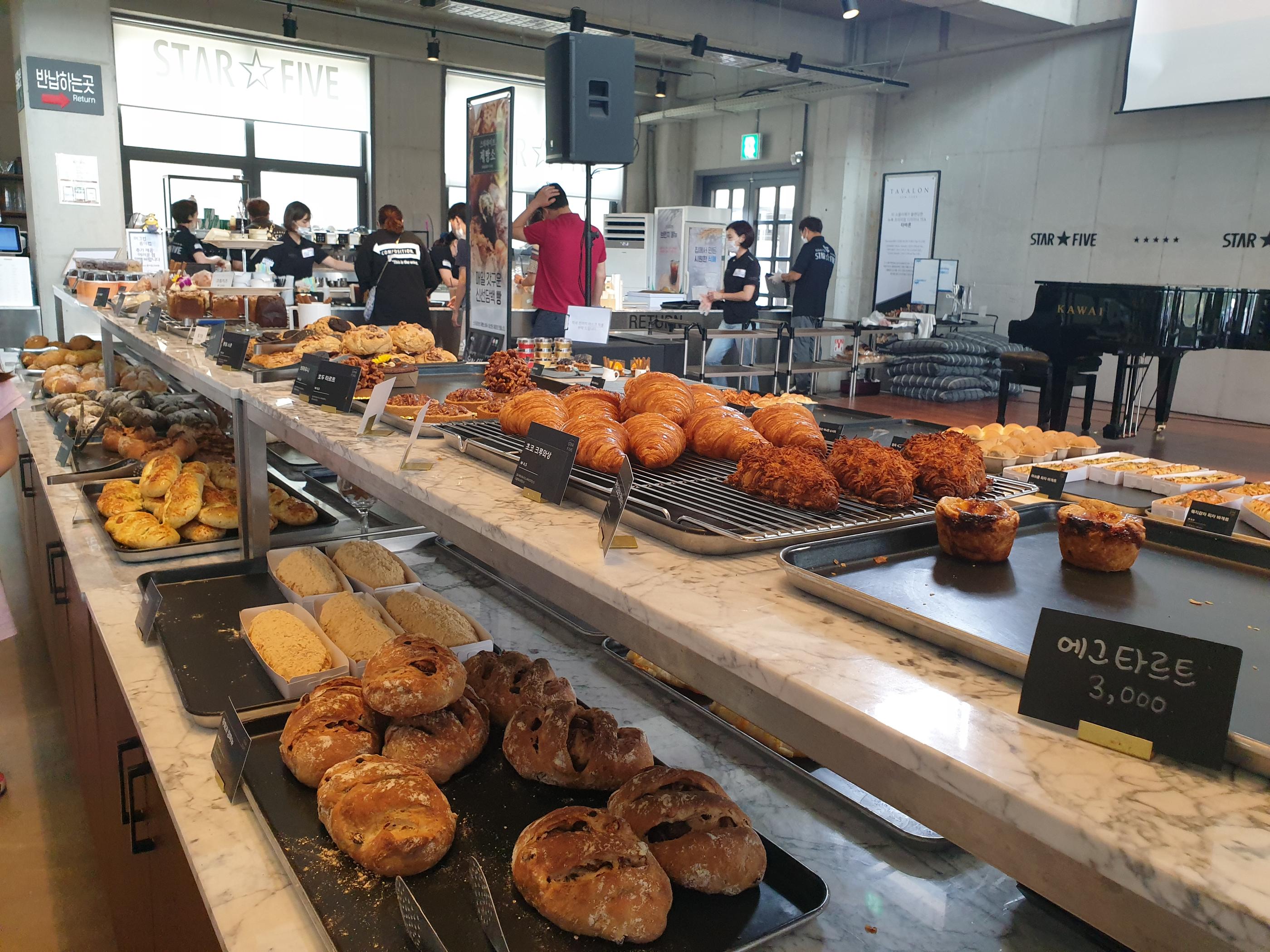 インチョン空港を眺められる巨大カフェ、インチョン空港を眺められるカフェ、仁川空港を眺められるカフェ、空港カフェ、空港近所カフェ、インチョン空港カフェ、仁川空港カフェ、仁川空港近所カフェ、周辺カフェ、仁川空谷、仁川、インチョン、インチョンカフェ、仁川カフェ、飛行機に近いカフェ、空港近く、仁川空港近く、パン屋、韓国パン屋、パン、韓国、ベーカリーカフェ