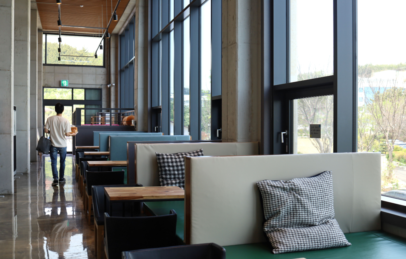 インチョン空港を眺められる巨大カフェ、インチョン空港を眺められるカフェ、仁川空港を眺められるカフェ、空港カフェ、空港近所カフェ、インチョン空港カフェ、仁川空港カフェ、仁川空港近所カフェ、周辺カフェ、仁川空谷、仁川、インチョン、インチョンカフェ、仁川カフェ、飛行機に近いカフェ、空港近く、仁川空港近く、パン屋、韓国パン屋、パン、韓国、ベーカリーカフェ