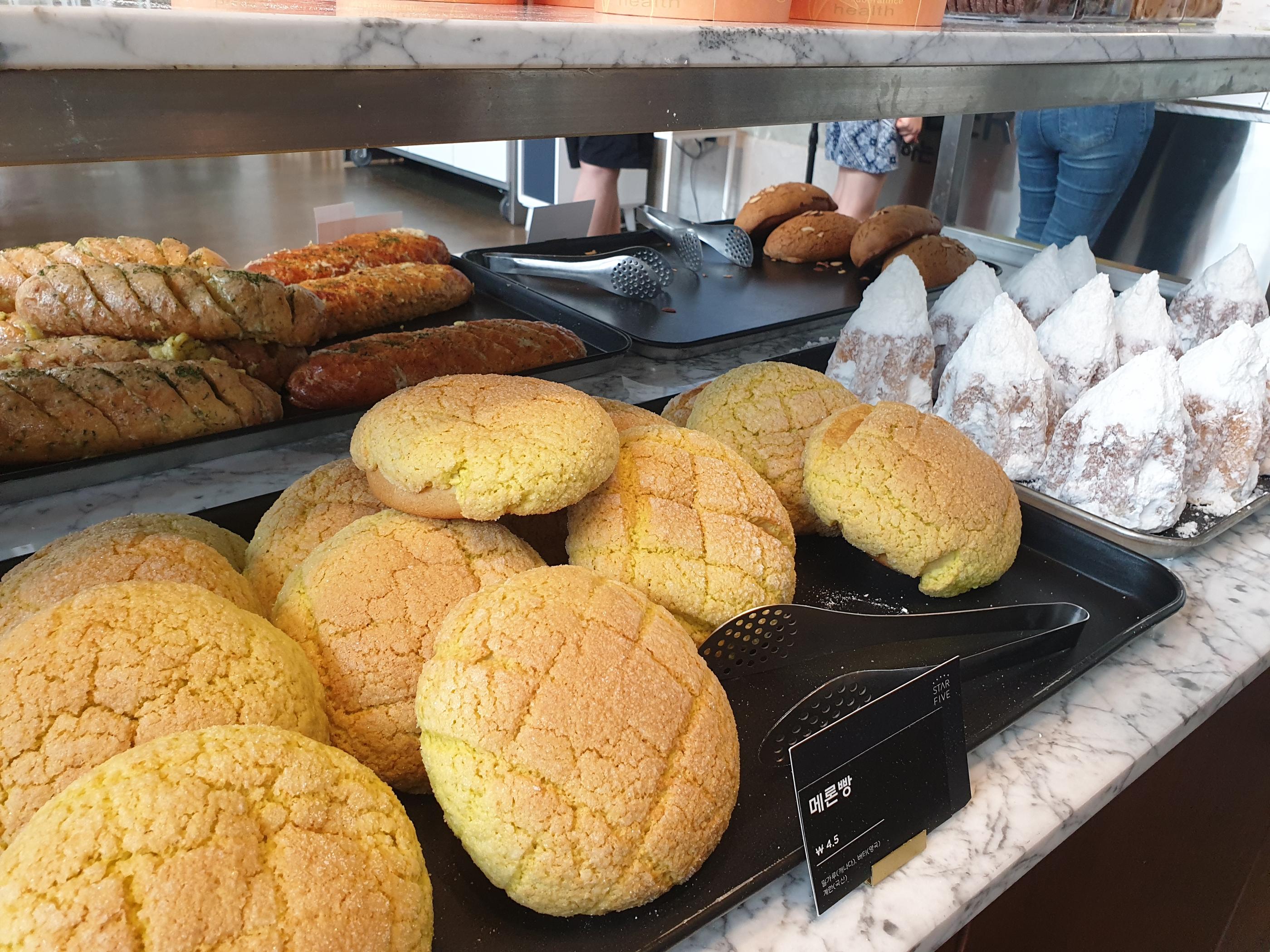 インチョン空港を眺められる巨大カフェ、インチョン空港を眺められるカフェ、仁川空港を眺められるカフェ、空港カフェ、空港近所カフェ、インチョン空港カフェ、仁川空港カフェ、仁川空港近所カフェ、周辺カフェ、仁川空谷、仁川、インチョン、インチョンカフェ、仁川カフェ、飛行機に近いカフェ、空港近く、仁川空港近く、パン屋、韓国パン屋、パン、韓国、ベーカリーカフェ