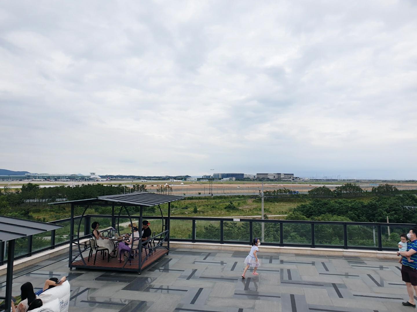 インチョン空港を眺められる巨大カフェ、インチョン空港を眺められるカフェ、仁川空港を眺められるカフェ、空港カフェ、空港近所カフェ、インチョン空港カフェ、仁川空港カフェ、仁川空港近所カフェ、周辺カフェ、仁川空谷、仁川、インチョン、インチョンカフェ、仁川カフェ、飛行機に近いカフェ、空港近く、仁川空港近く、パン屋、韓国パン屋、パン、韓国、ベーカリーカフェ