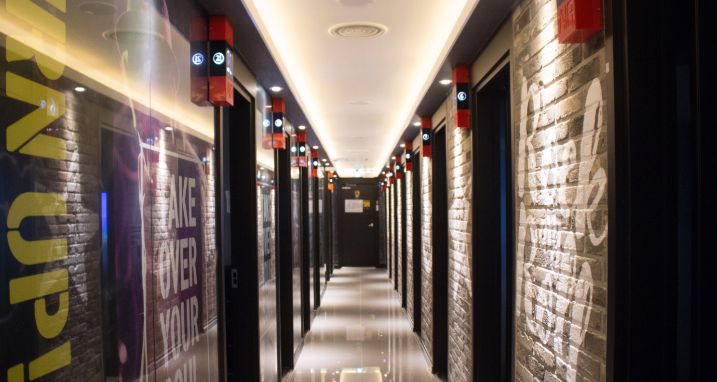 コインノレバンと呼ばれる韓国のカラオケ館の内部。シックで現代的なデザインの利用スペース。