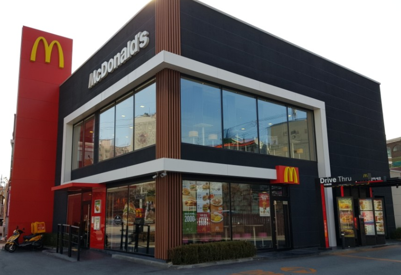 韓国にあるマクドナルドの外観。韓国語では「メンナル」と略される店舗の建物です。