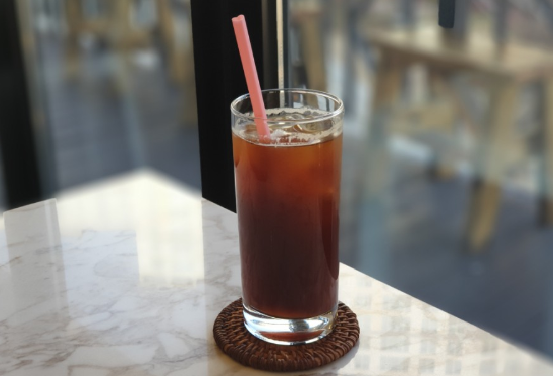 韓国のカフェで提供されるアイスアメリカーノ。略称で「アア」と言う人気ドリンクの一例。
