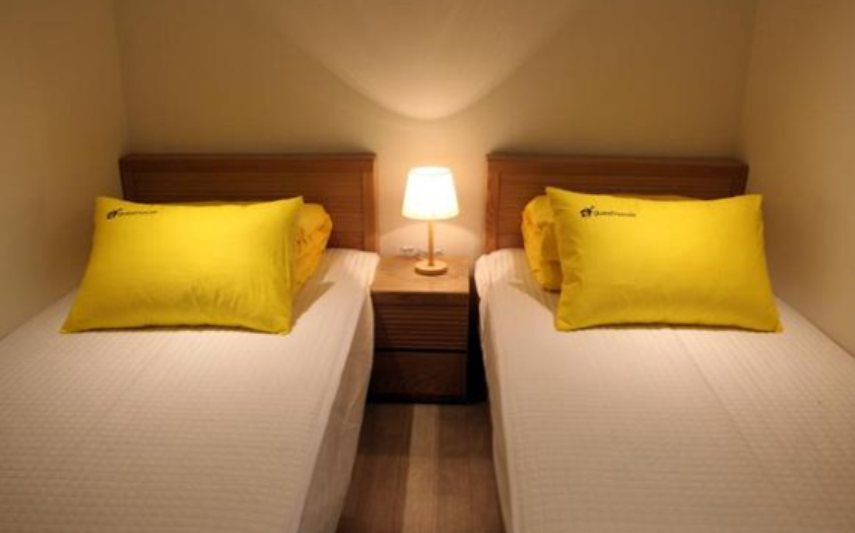 韓国にあるゲストハウスの一例。清潔で温かみのある二人部屋のベッドルーム。