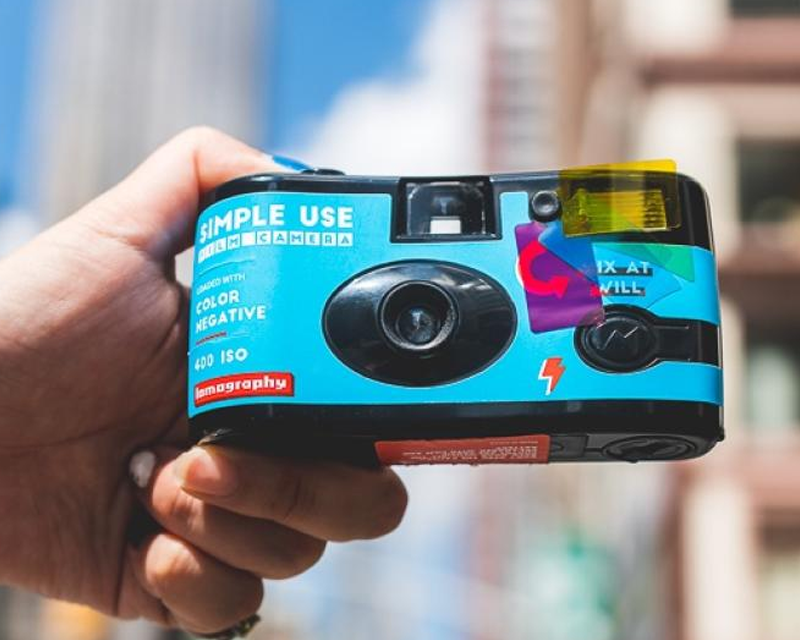 Lomography Simple Use菲林相機,彩色、黑白及紫色三種底片種選擇,附帶閃光燈和三款濾鏡。