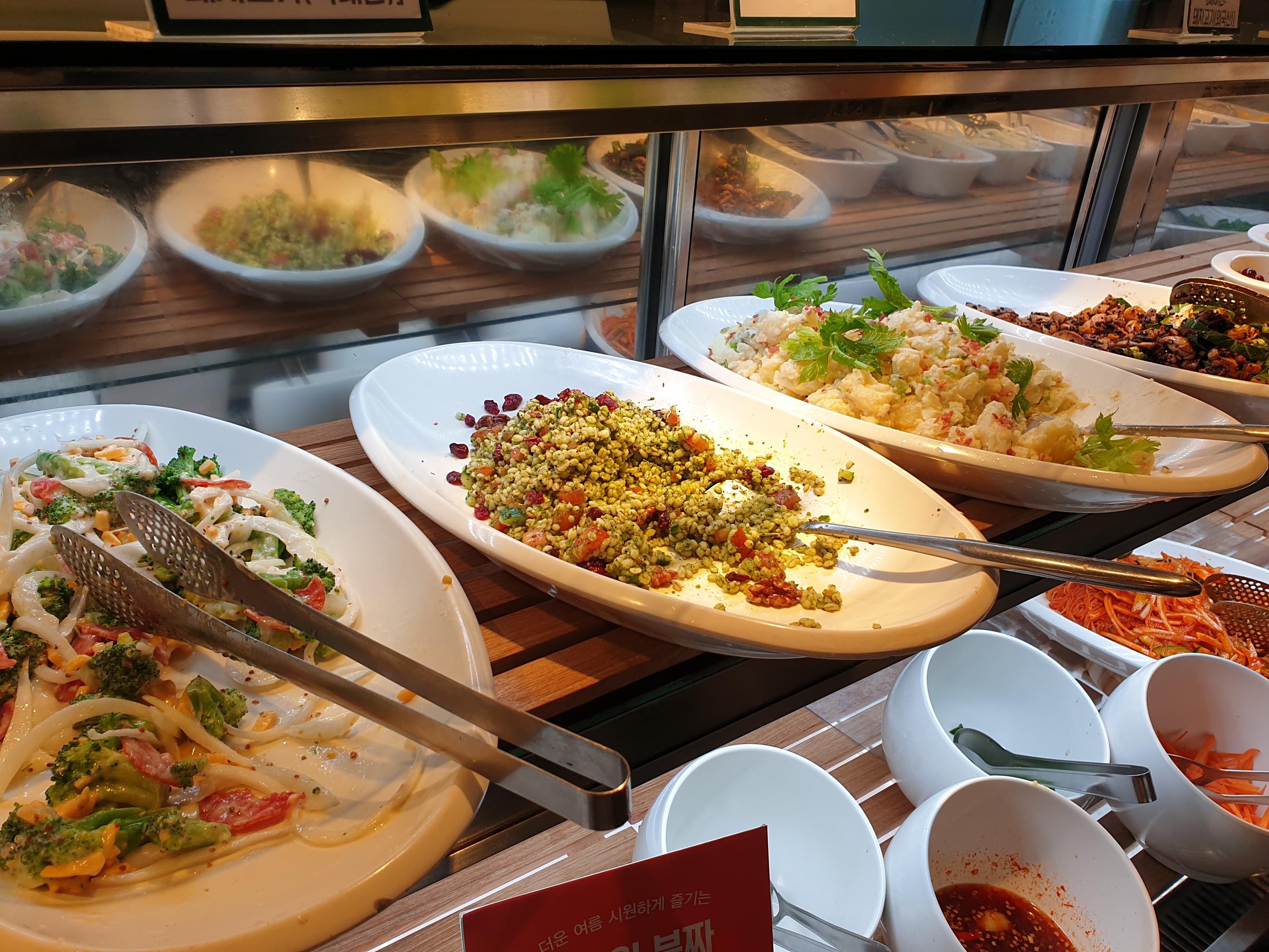 VIPSのサラダバーに並んだ新鮮な野菜と料理のディスプレイ